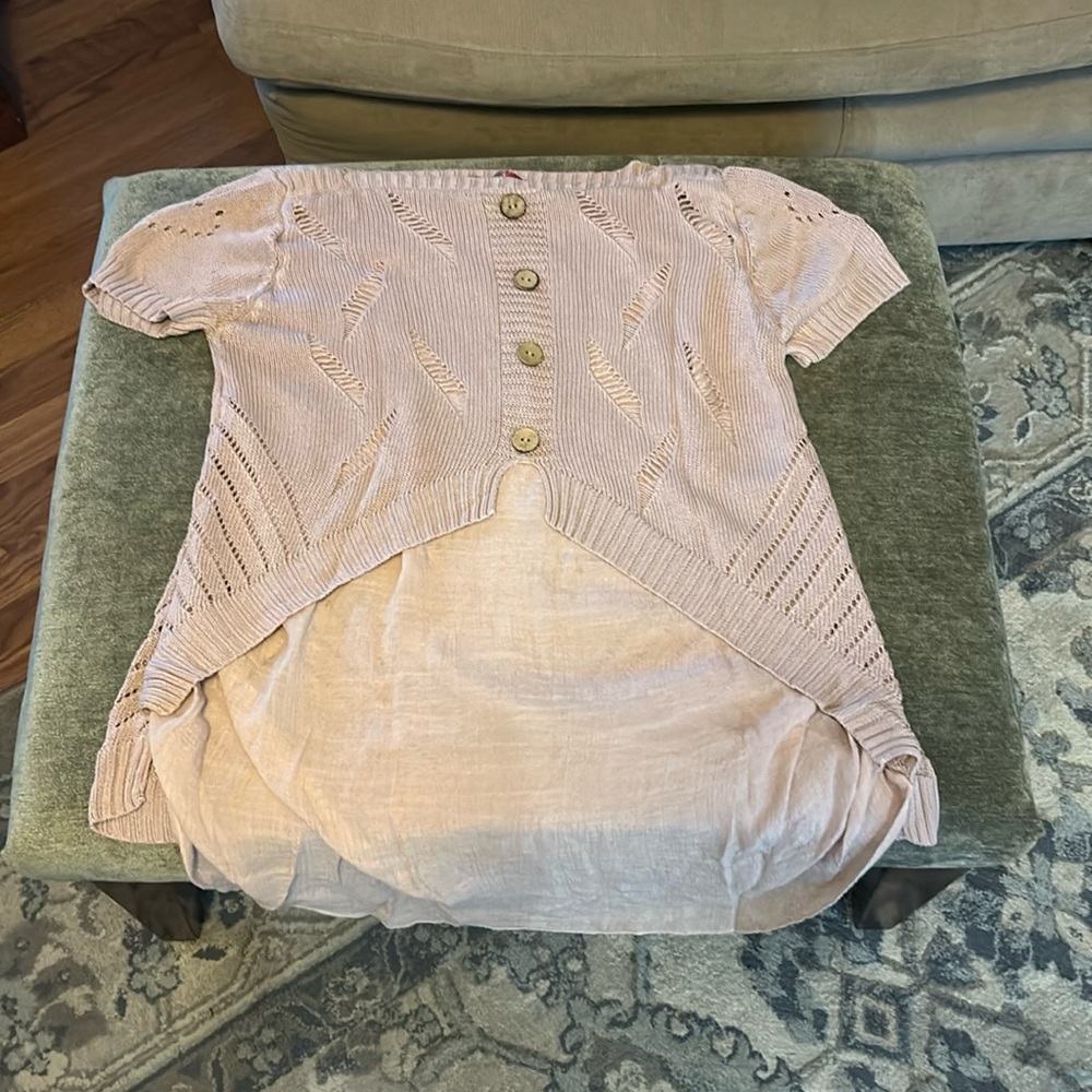 Selfie Couture by Trendology. Short sleeve sweater. Size medium/large